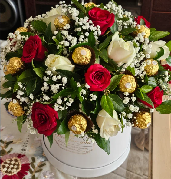 Medium Hat Box with Roses and Ferrero Rocher